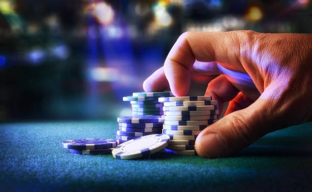 maincuy mobile app showing Aviator game interface and cash-out controls
